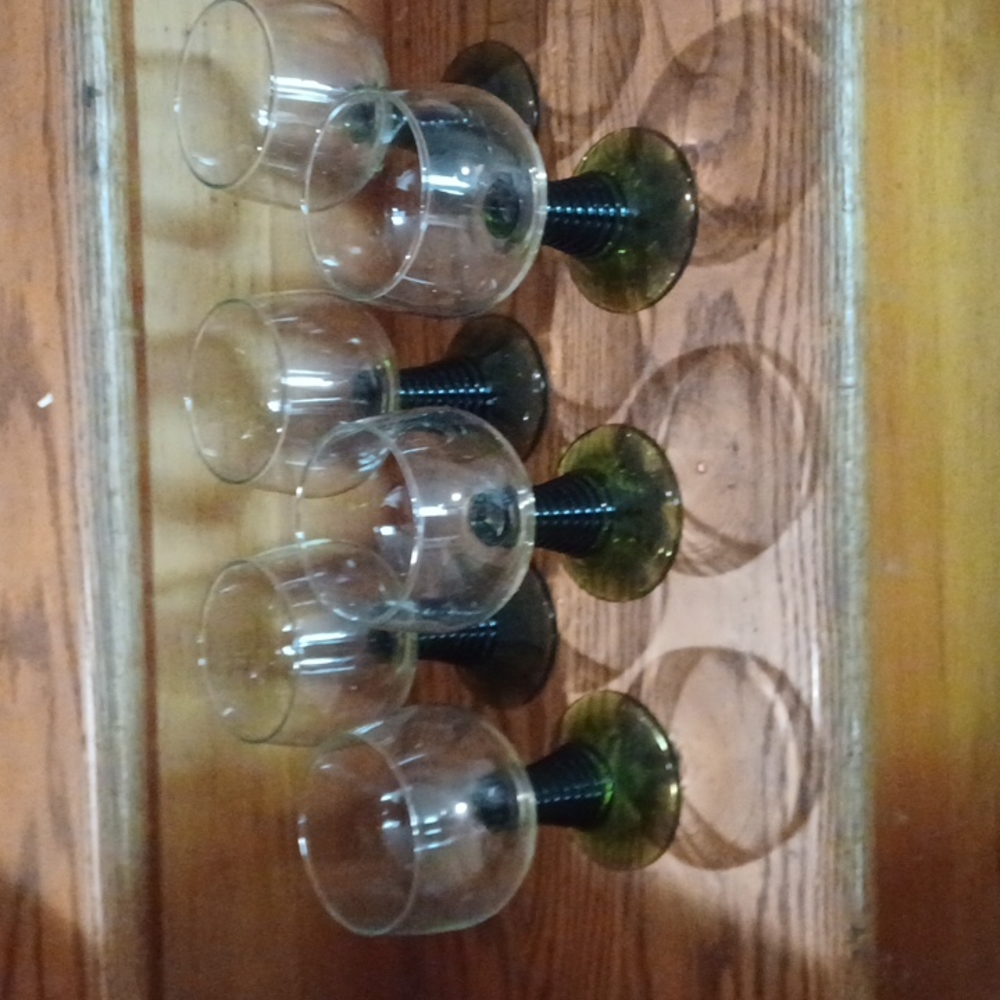 Brand New 6 Glasses - Clear on Top bottom has Green Spiral